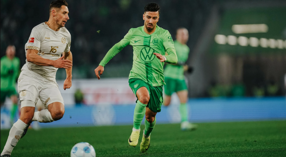 包含沃尔夫斯堡主场逆转罗马，取得关键胜利的词条